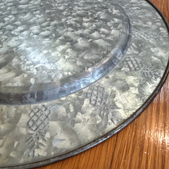 Set of 4 Tiki Pineapple Galvanized Metal Plate Chargers – 13.75” Diameter - Picture 7 of 9